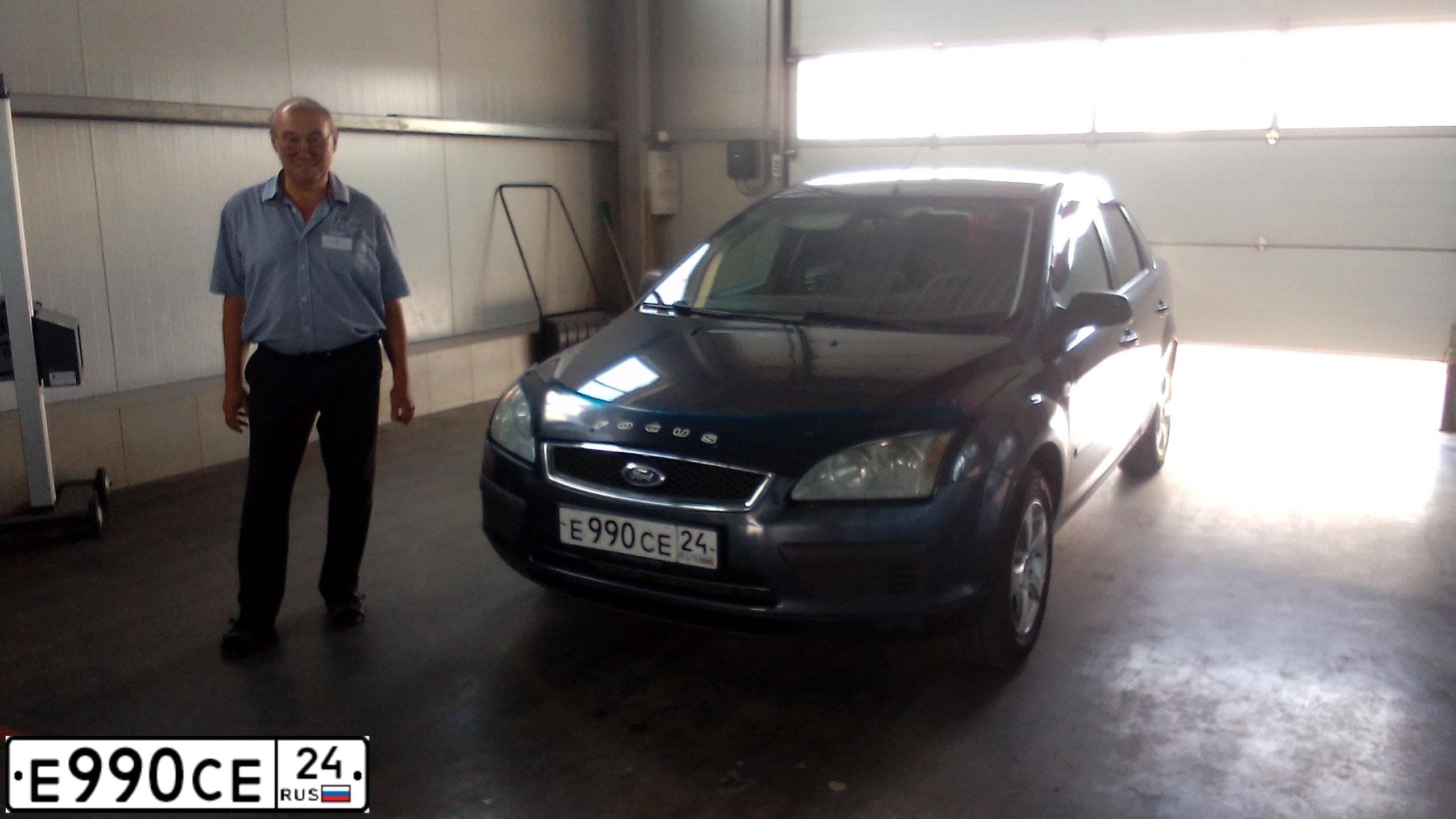 Фото автомобиля FORD FOCUS, 2006 — госномер Е990СЕ24. Цвет: Серый