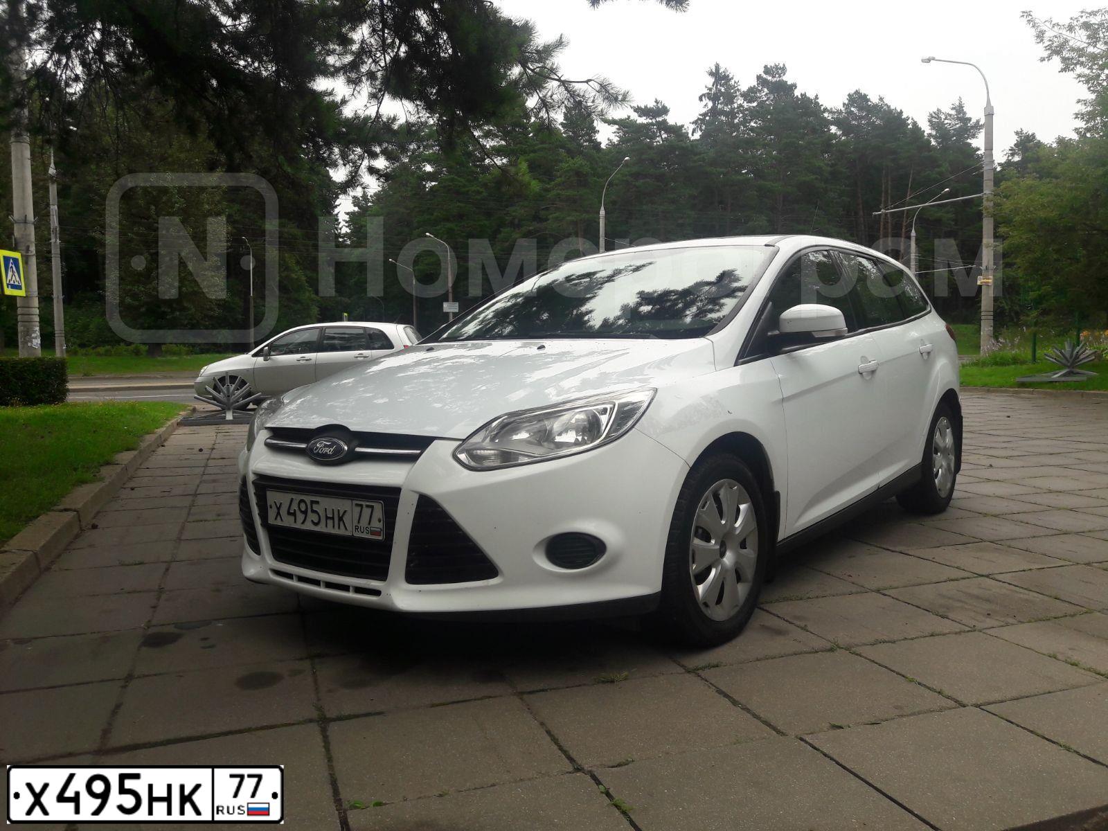 Фото автомобиля FORD FOCUS, 2013 — госномер Х495НК77. Цвет: Белый