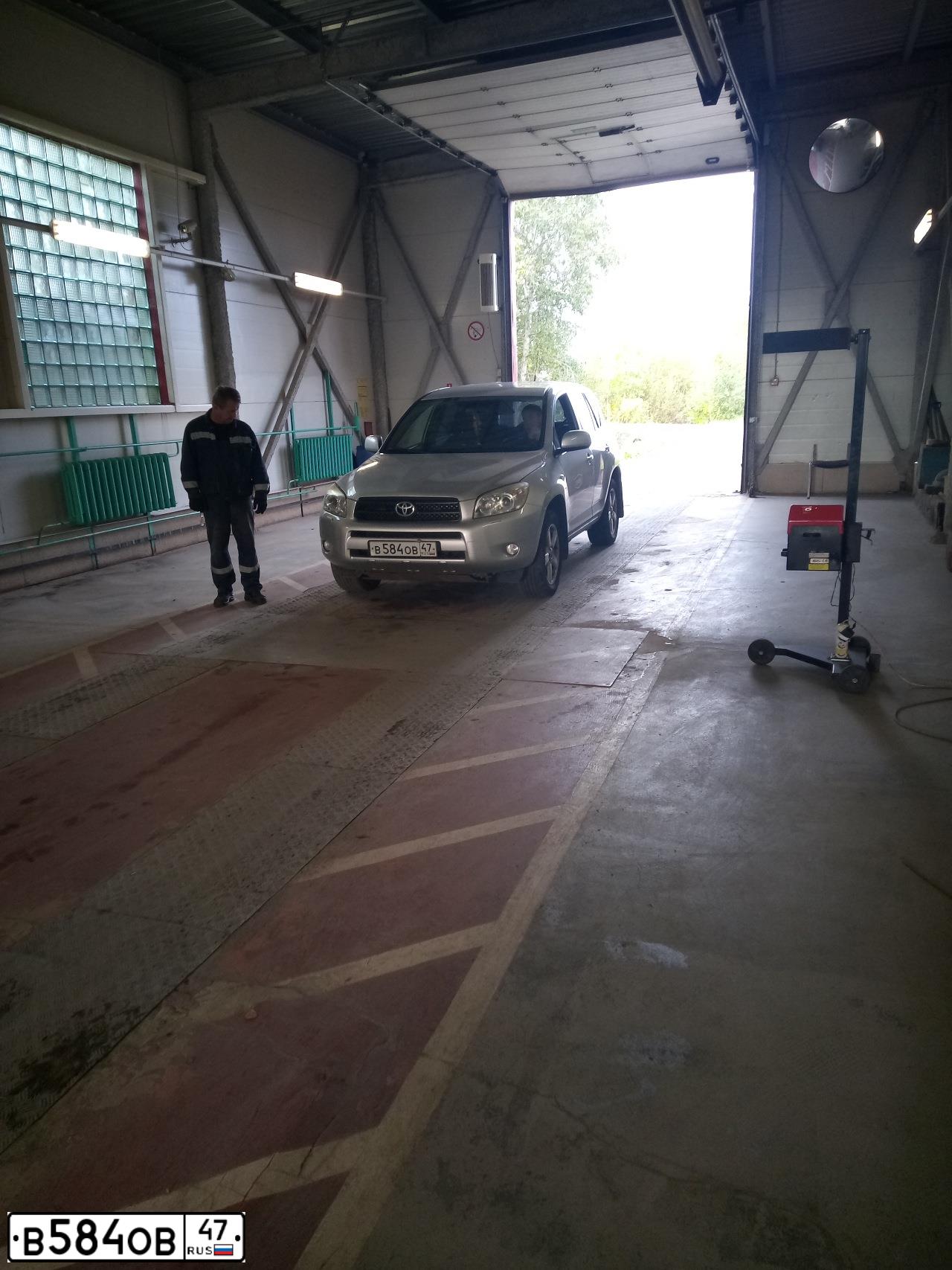 Фото автомобиля TOYOTA RAV4, 2006 — госномер В584ОВ47. Цвет: СЕРЕБРИСТЫЙ