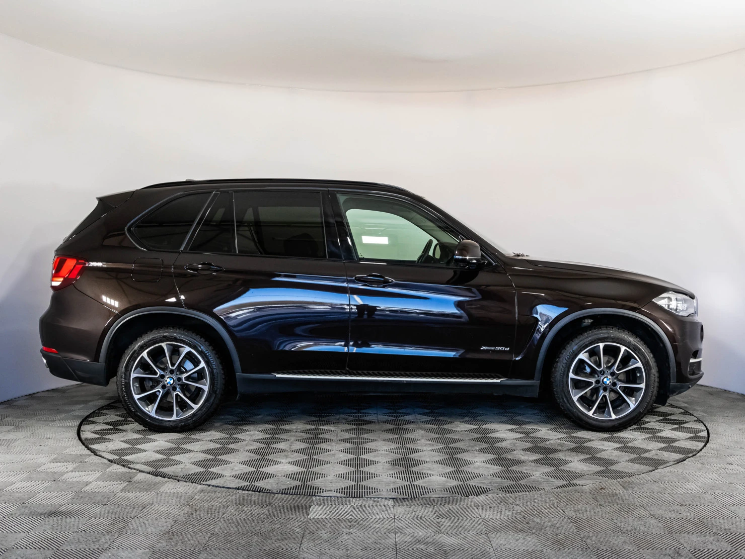 Фото автомобиля AUDI Q7, 2012 — госномер В555СК98. Цвет: БЕЛЫЙ