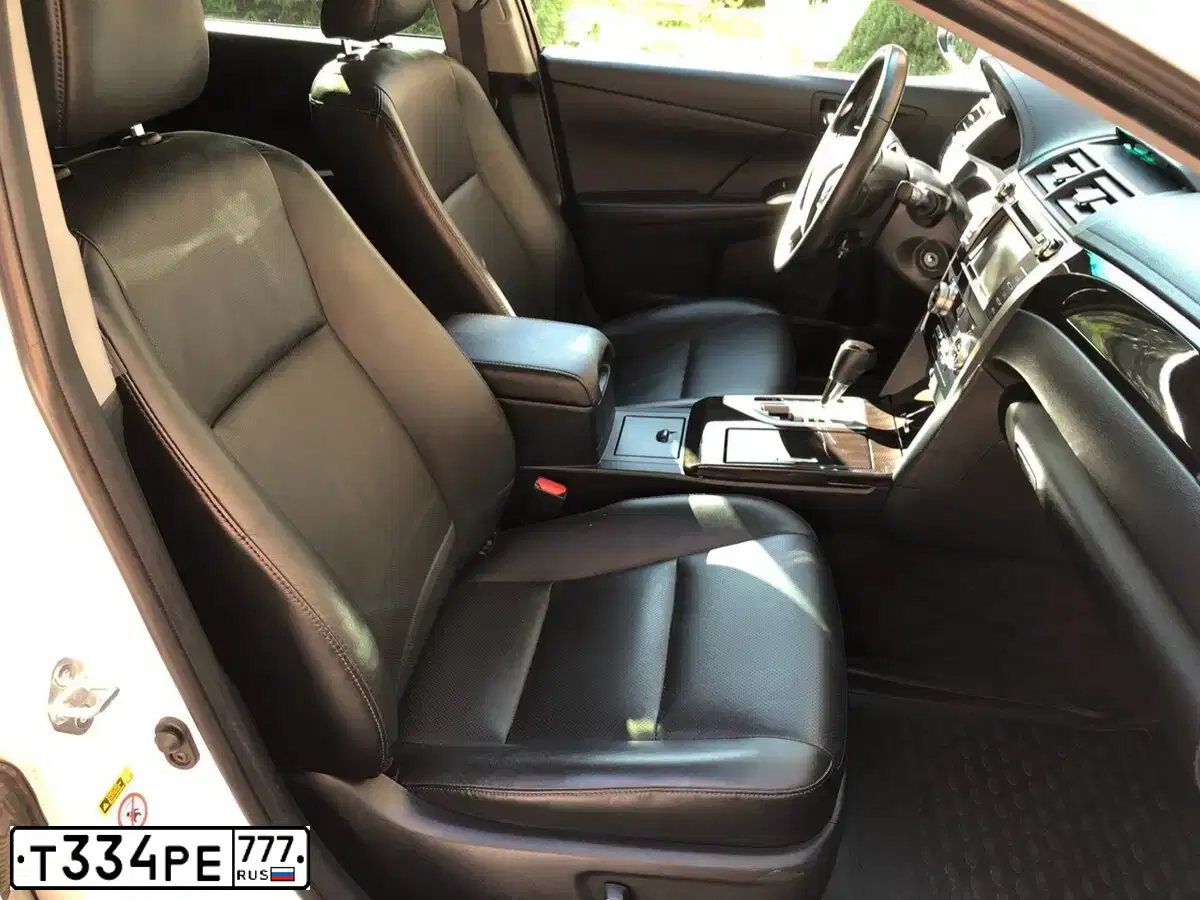 Фото автомобиля TOYOTA CAMRY, 2014 — госномер Т334РЕ777. Цвет: БЕЛЫЙ