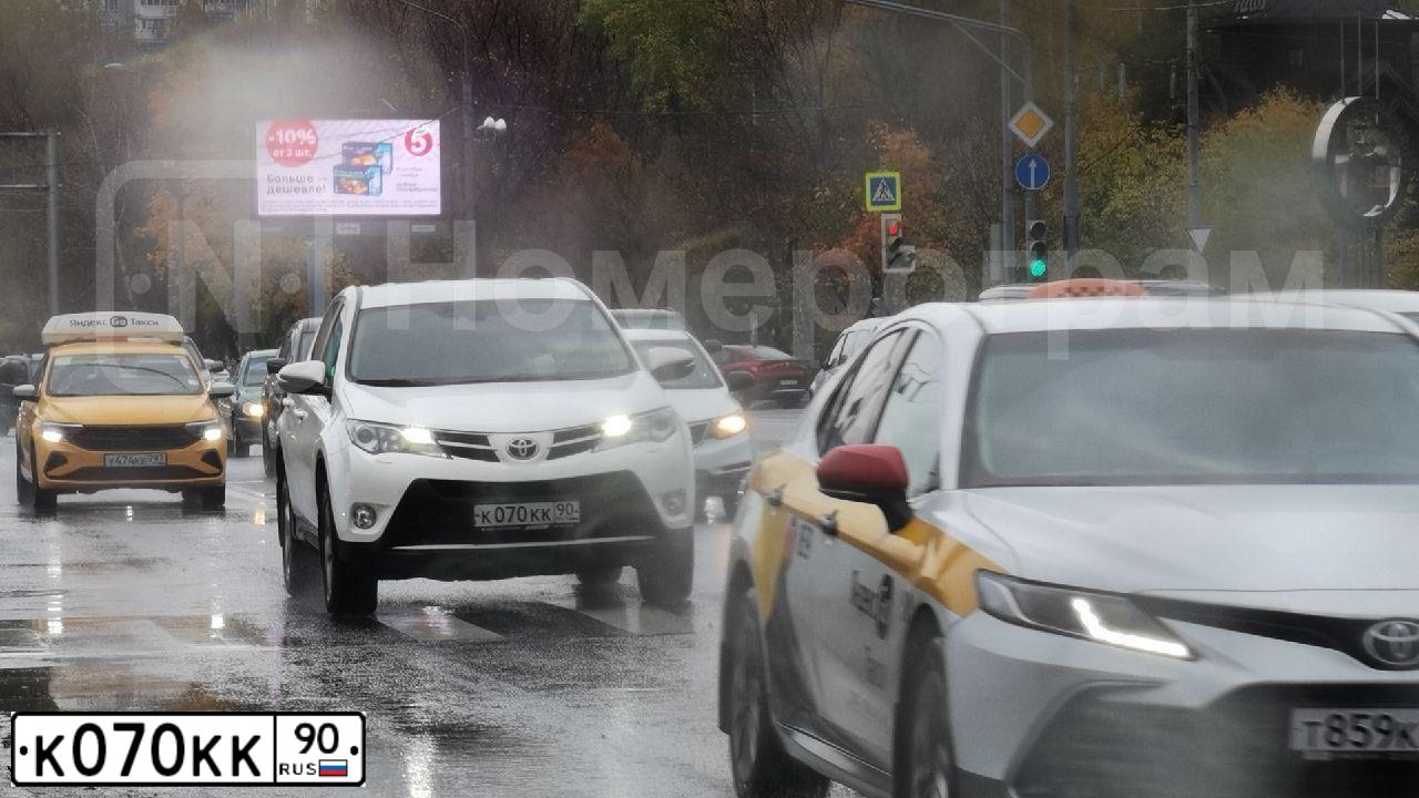 Фото автомобиля TOYOTA LAND CRUISER, 1999 — госномер У831КТ44. Цвет: ТЕМНО-ЗЕЛЕНЫЙ