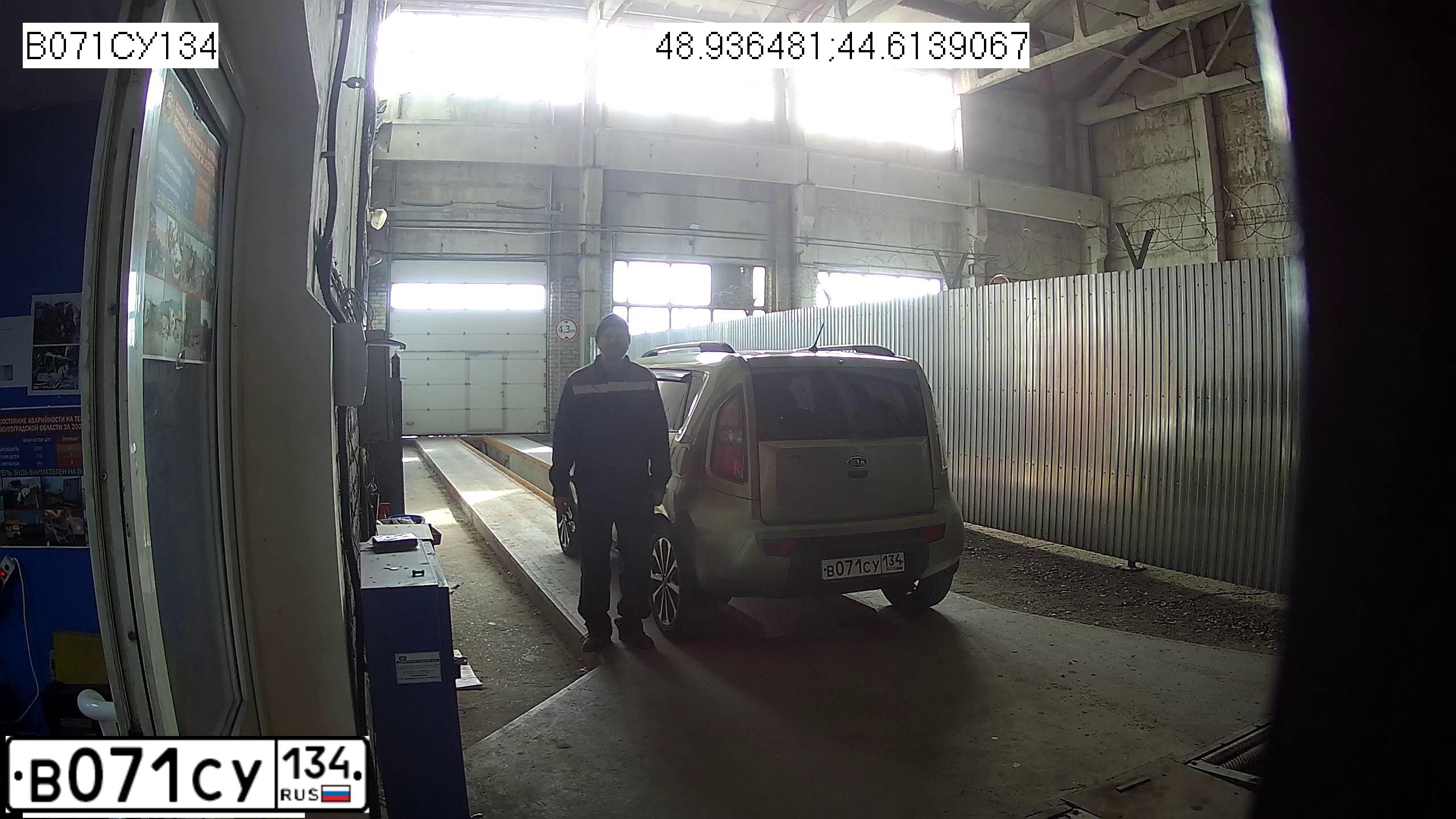 Фото автомобиля KIA SOUL, 2010 — госномер В071СУ134. Цвет: СВЕТЛО-ОЛИВКОВЫЙ