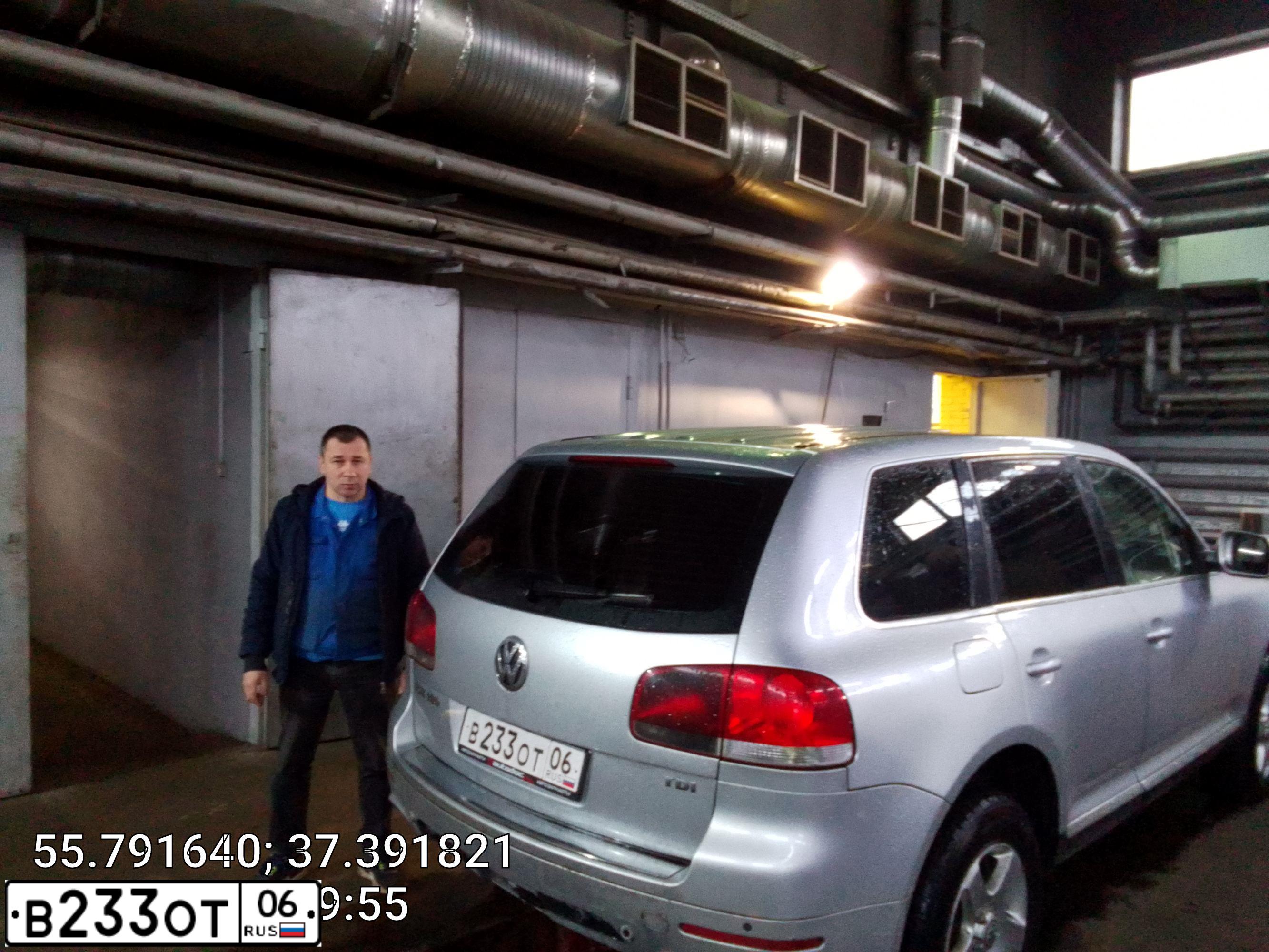 Фото автомобиля VOLKSWAGEN TOUAREG, 2005 — госномер Е337ОМ164. Цвет: Серебристый