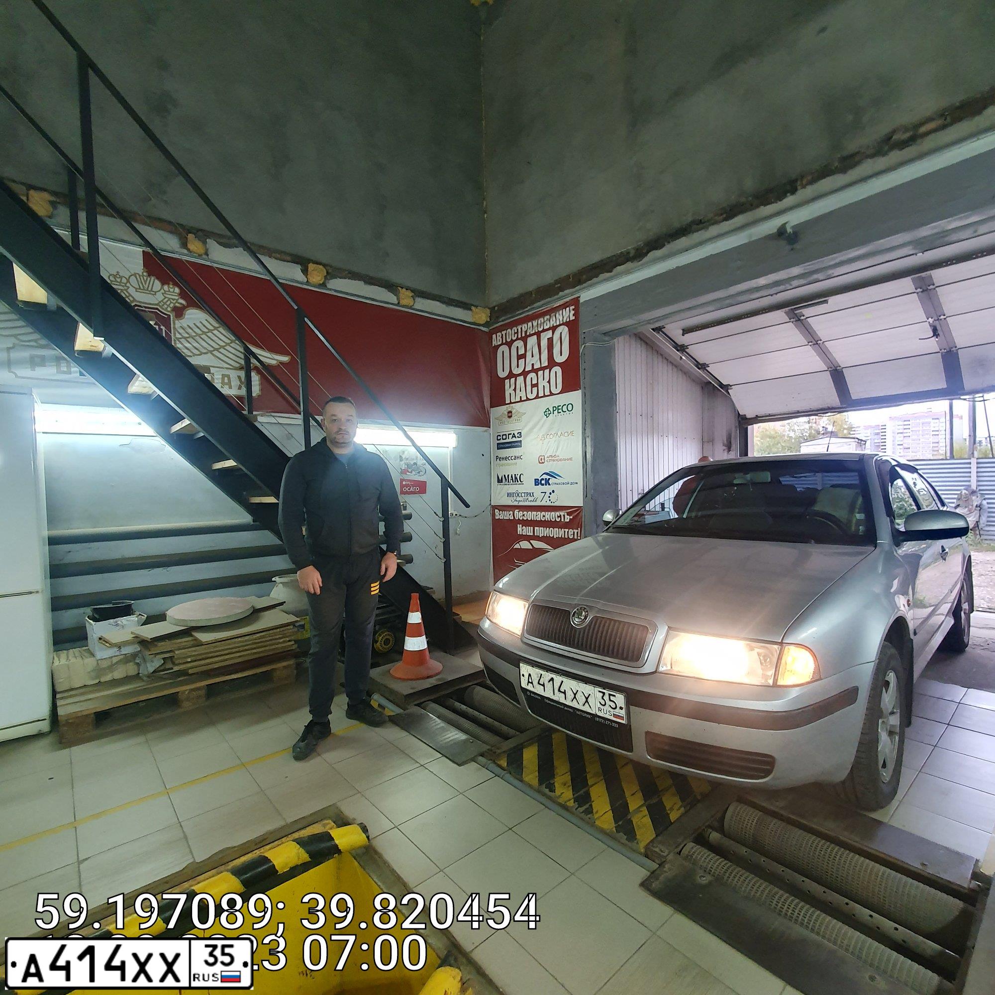 Фото автомобиля SKODA OCTAVIA, 2010 — госномер М265НВ35. Цвет: Серебристый