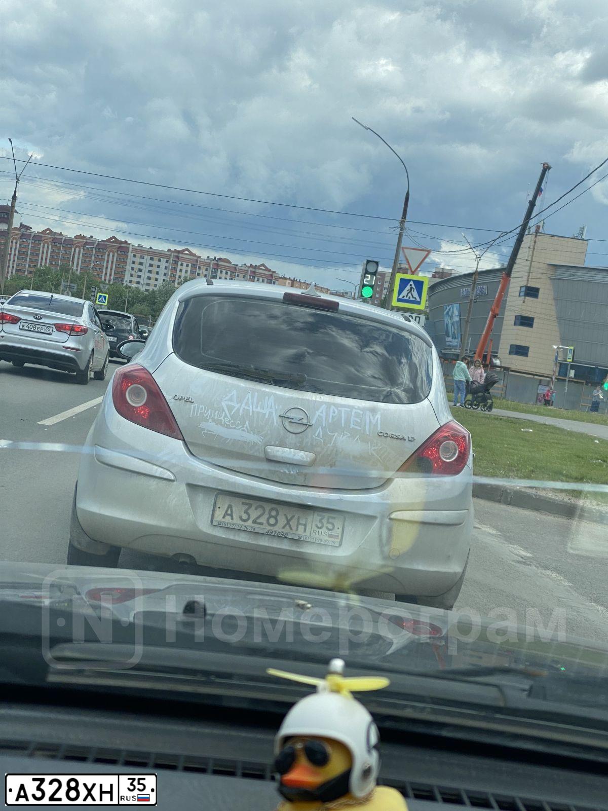 Фото автомобиля OPEL CORSA, 2007 — госномер А328ХН35. Цвет: СЕРЕБРИСТЫЙ