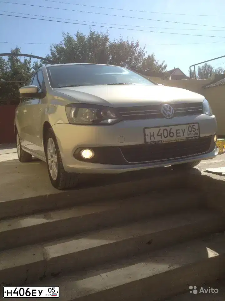 Фото автомобиля VOLKSWAGEN POLO, 2011 — госномер Н406ЕУ05. Цвет: СЕРЕБРИСТО ЖЕЛТЫЙ