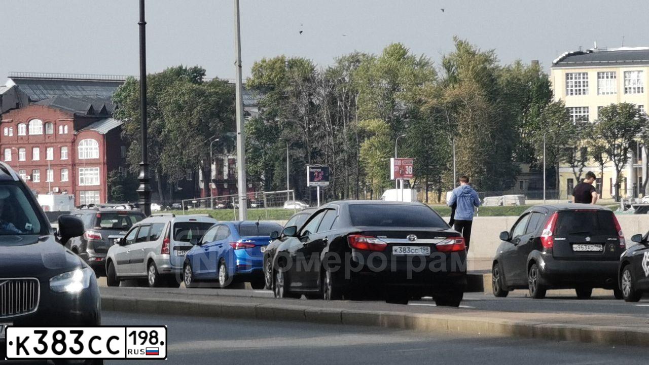 Фото автомобиля TOYOTA CAMRY, 2013 — госномер К383СС198. Цвет: ЧЕРНЫЙ МЕТАЛЛИК