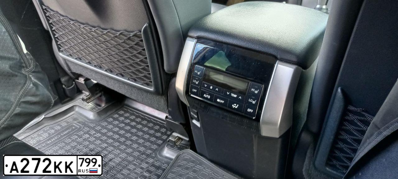 Фото автомобиля TOYOTA LANDCRUISER, 2017 — госномер Т021КВ161. Цвет: Белый