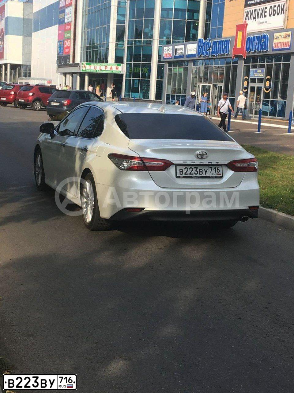 Фото автомобиля TOYOTA CAMRY, 2019 — госномер В223ВУ716. Цвет: БЕЛЫЙ ПЕРЛАМУТР