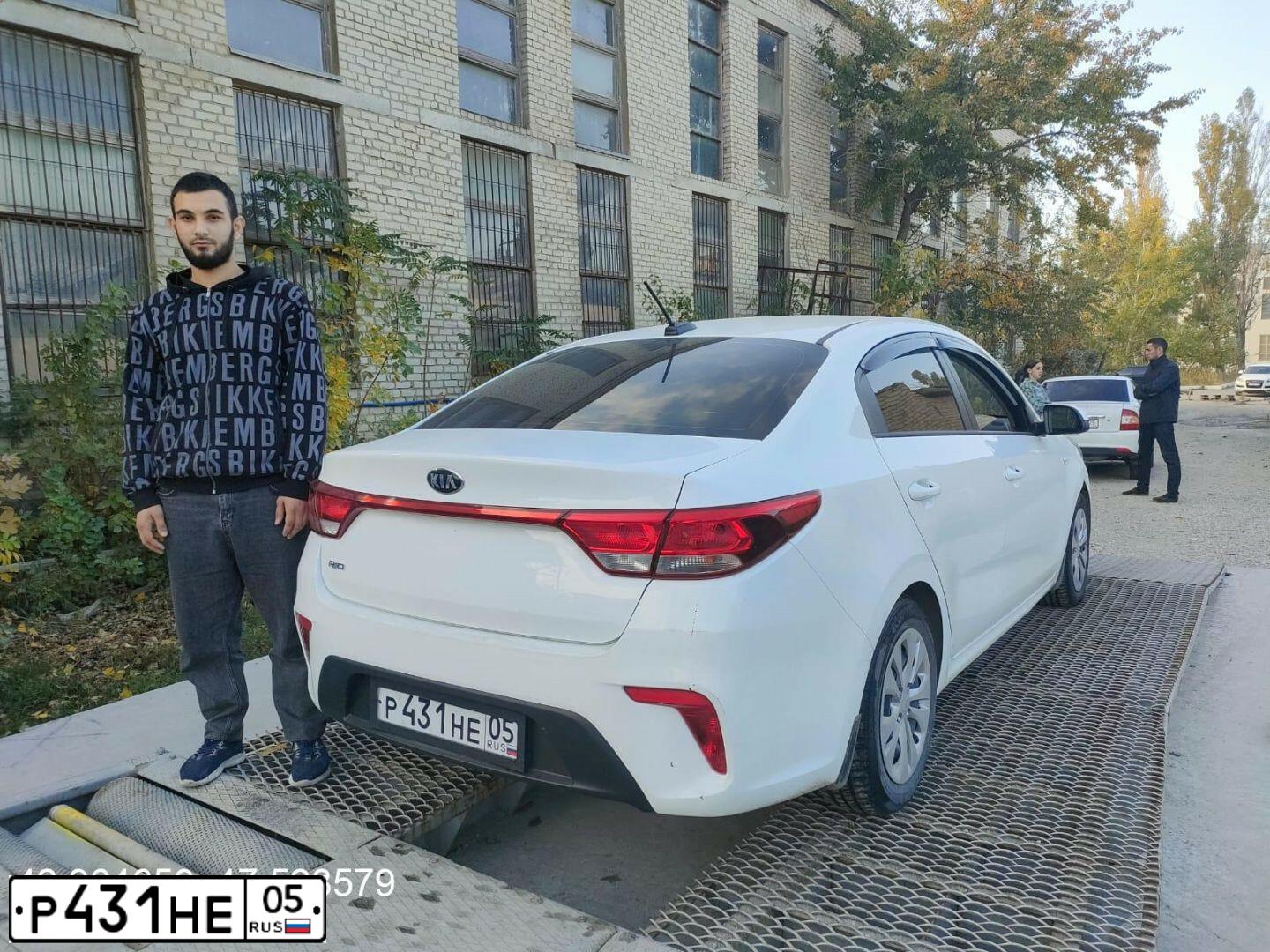 Фото автомобиля KIA RIO, 2019 — госномер Р431НЕ05. Цвет: Белый