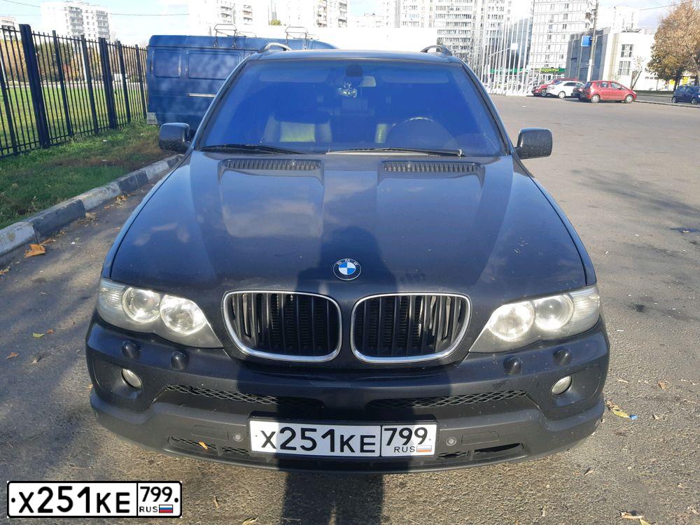 Фото автомобиля BMW X5, 2005 — госномер Т118ОТ799. Цвет: ЧЕРНЫЙ