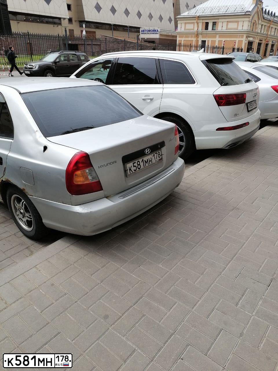Фото автомобиля HYUNDAI ACCENT, 2000 — госномер К581МН178. Цвет: серебристый
