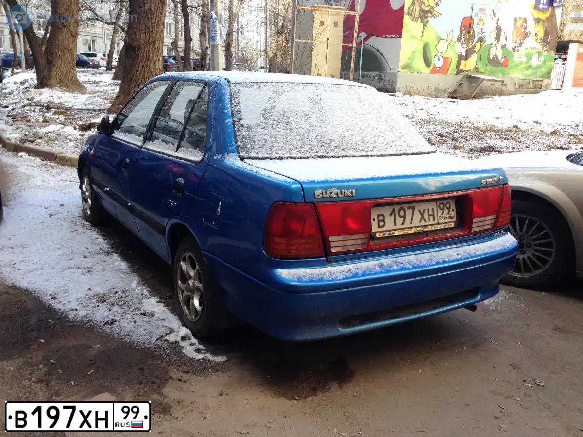 Фото автомобиля SUZUKI SWIFT, 2002 — госномер В197ХН99. Цвет: СИНИЙ