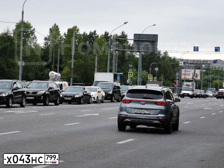 Фото автомобиля KIA SPORTAGE, 2018 — госномер Х043НС799. Цвет: Серебристый