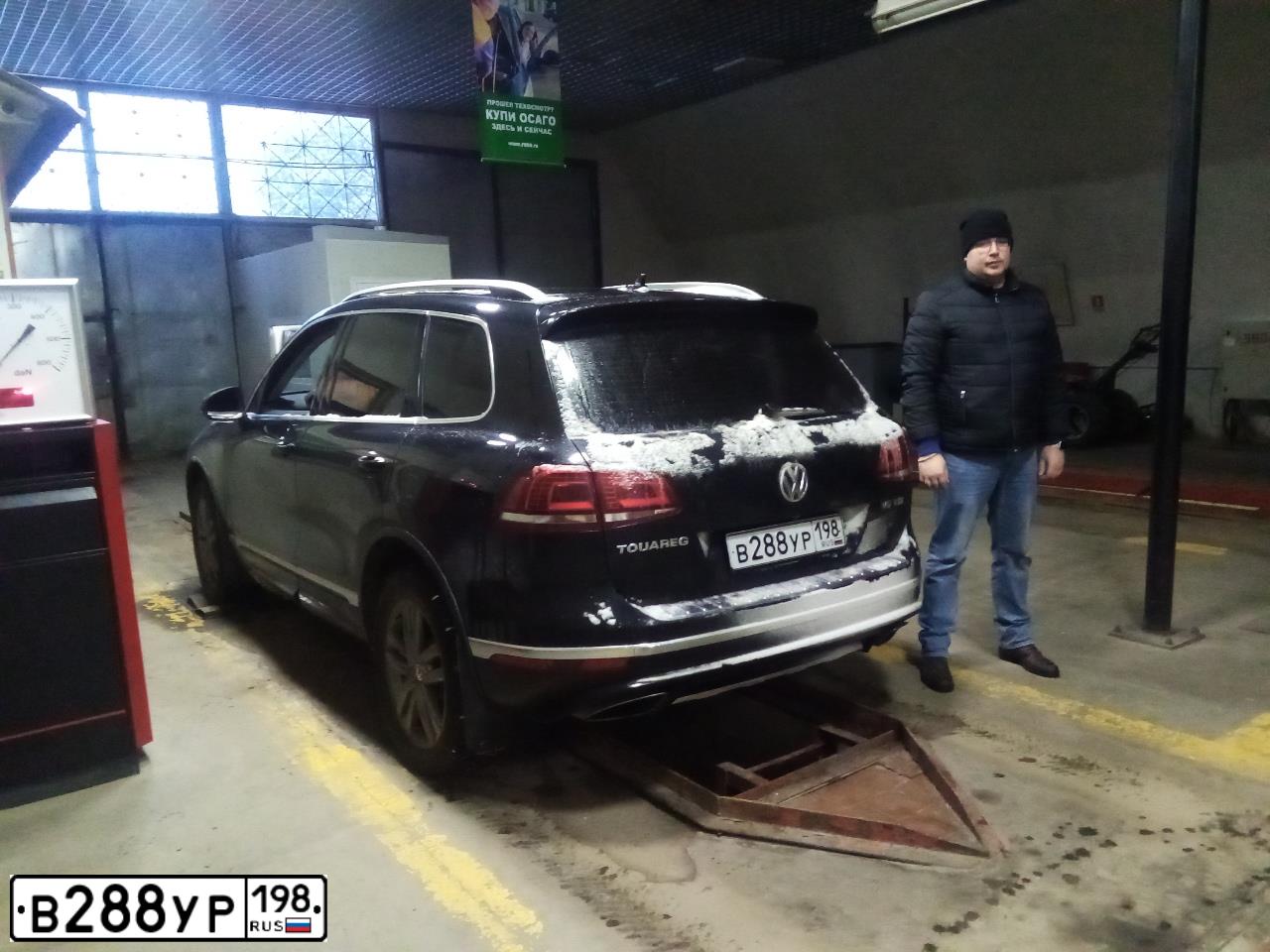 Фото автомобиля VOLKSWAGEN TOUAREG, 2017 — госномер В288УР198. Цвет: ЧЕРНЫЙ