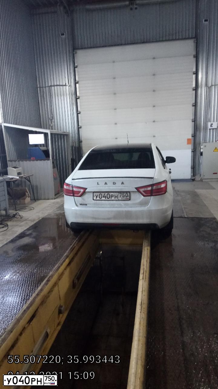 Фото автомобиля LADA VESTA, 2017 — госномер У040РН750. Цвет: БЕЛЫЙ