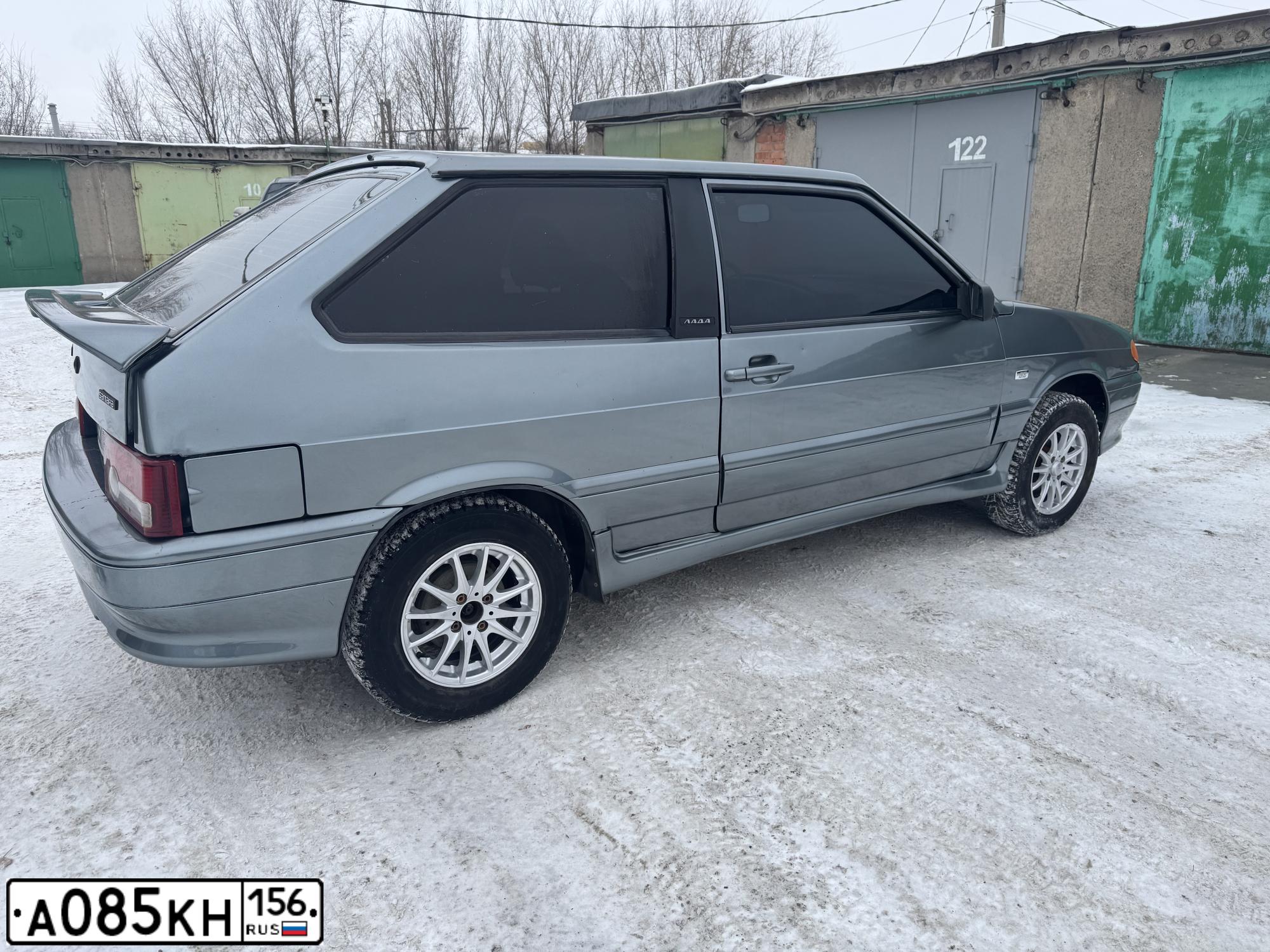Фото автомобиля LADA 2113 SAMARA, 2005 — госномер А085КН156. Цвет: средний серо-зеленый металлик