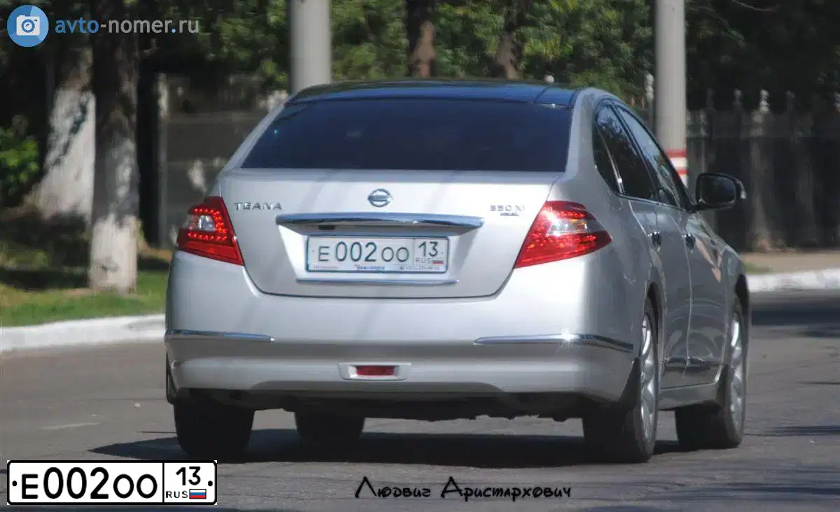 Фото автомобиля NISSAN TEANA, 2008 — госномер Е002ОО13. Цвет: Серебристый
