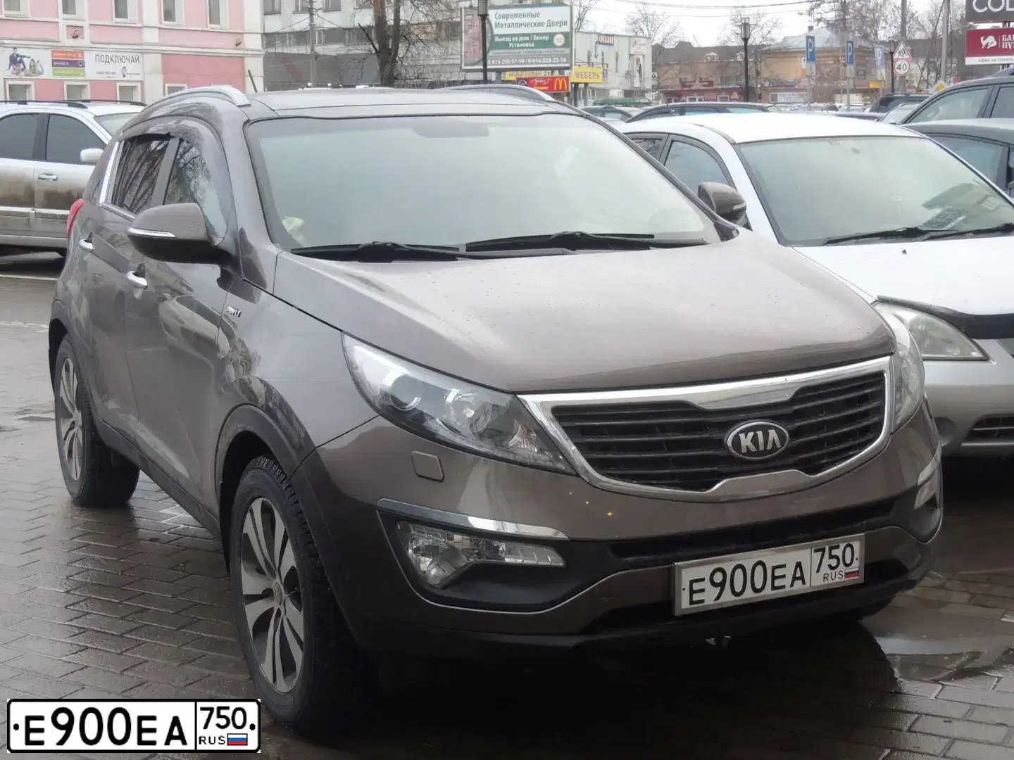 Фото автомобиля KIA SPORTAGE, 2013 — госномер Е900ЕА750. Цвет: КОРИЧНЕВЫЙ