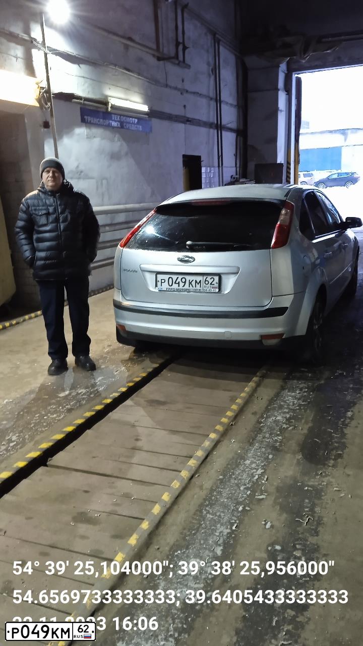 Фото автомобиля FORD FOCUS, 2006 — госномер Р049КМ62. Цвет: Серебристый