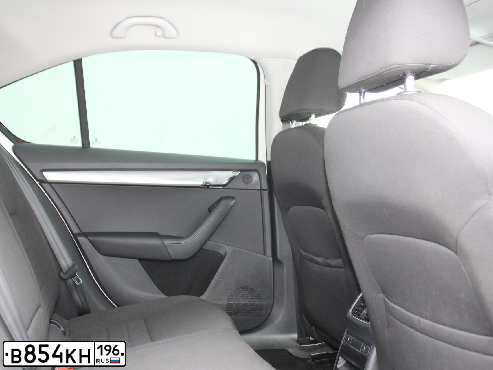 Фото автомобиля SKODA OCTAVIA, 2014 — госномер В854КН196. Цвет: Белый