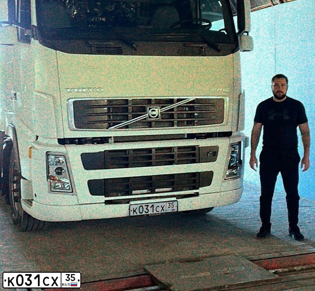 Фото автомобиля VOLVO SERIE FH /4X2/, 2003 — госномер К031СХ35. Цвет: Белый