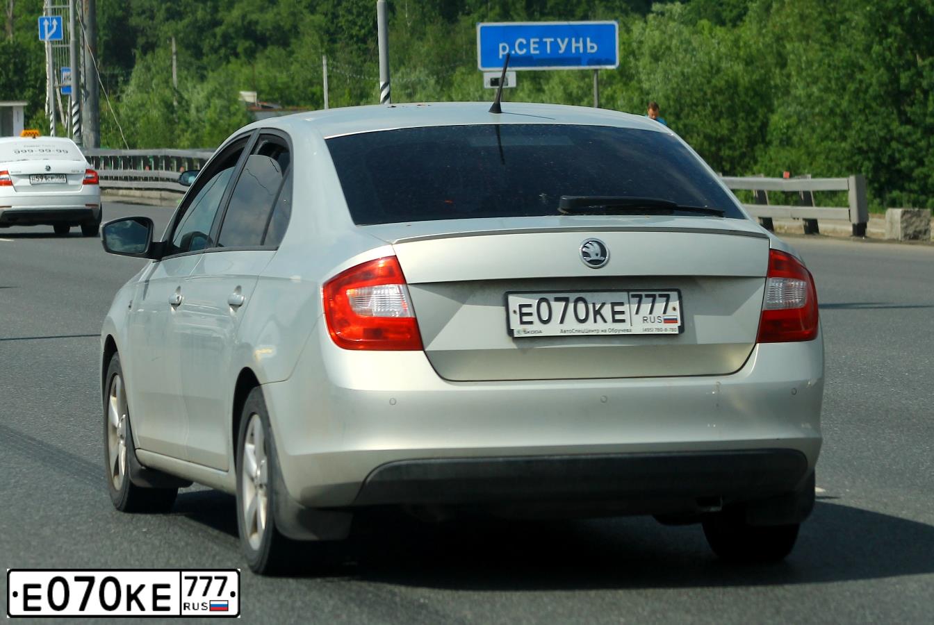 Фото автомобиля SKODA RAPID, 2014 — госномер Е070КЕ777. Цвет: СЕРЫЙ