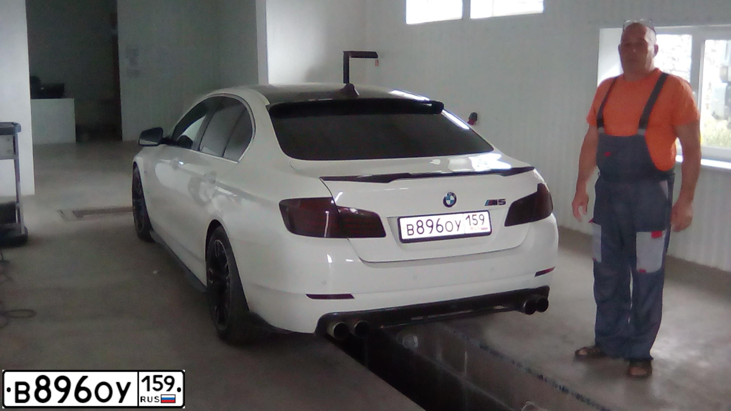 Фото автомобиля BMW 520I, 2012 — госномер Х537НК196. Цвет: Белый