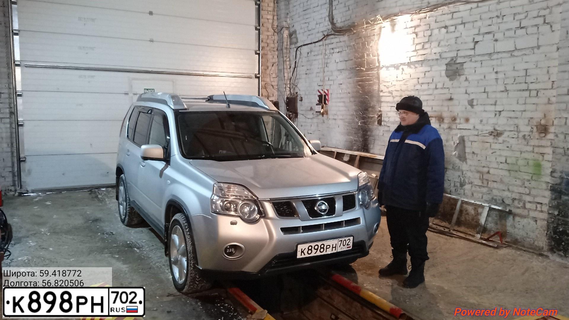 Фото автомобиля NISSAN X-TRAIL, 2014 — госномер А424СТ134. Цвет: Серебристый