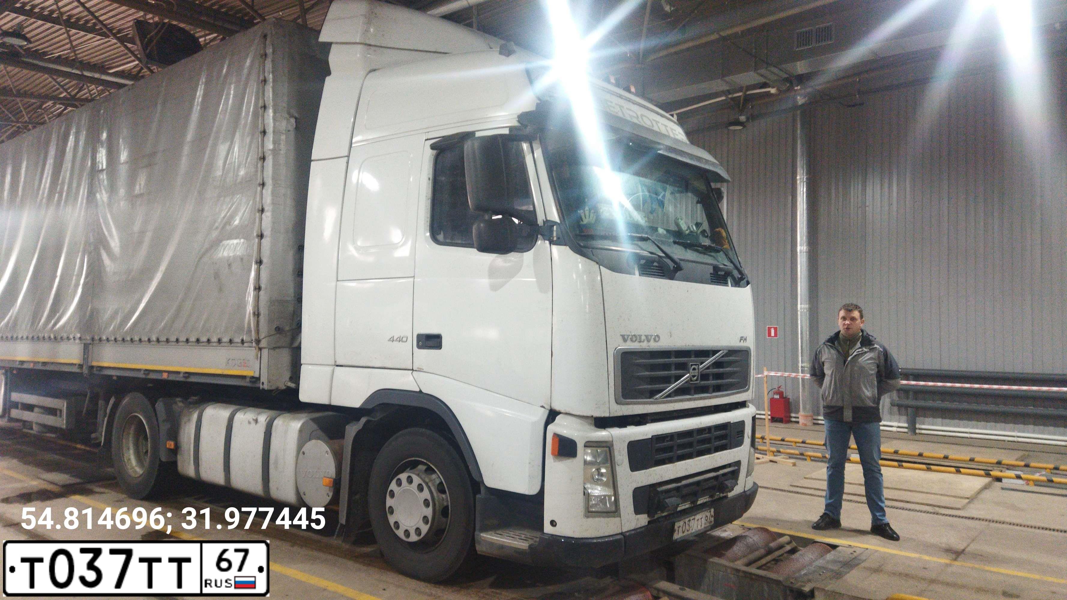 Фото автомобиля VOLVO SERIE FH /4X2/, 2007 — госномер Т037ТТ67. Цвет: Белый