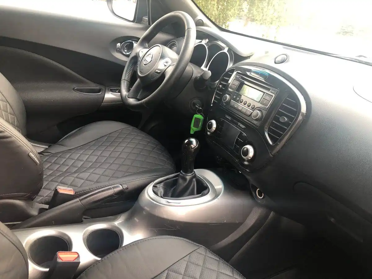 Фото автомобиля NISSAN JUKE, 2012 — госномер Е812ХР86. Цвет: ТЕМНО-КОРИЧНЕВЫЙ