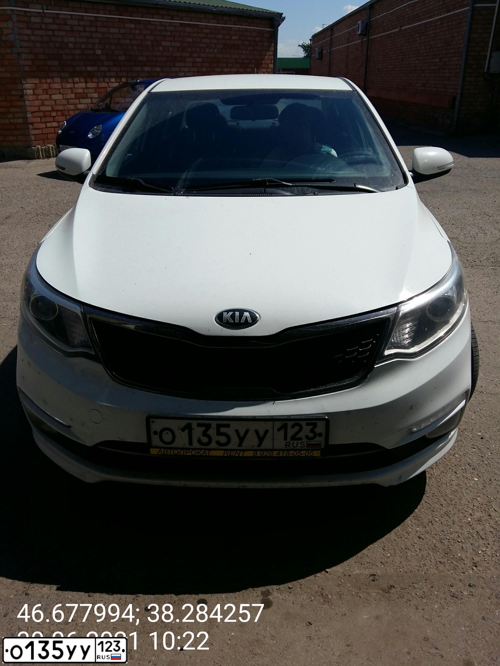 Фото автомобиля KIA RIO, 2016 — госномер О135УУ123. Цвет: БЕЛЫЙ