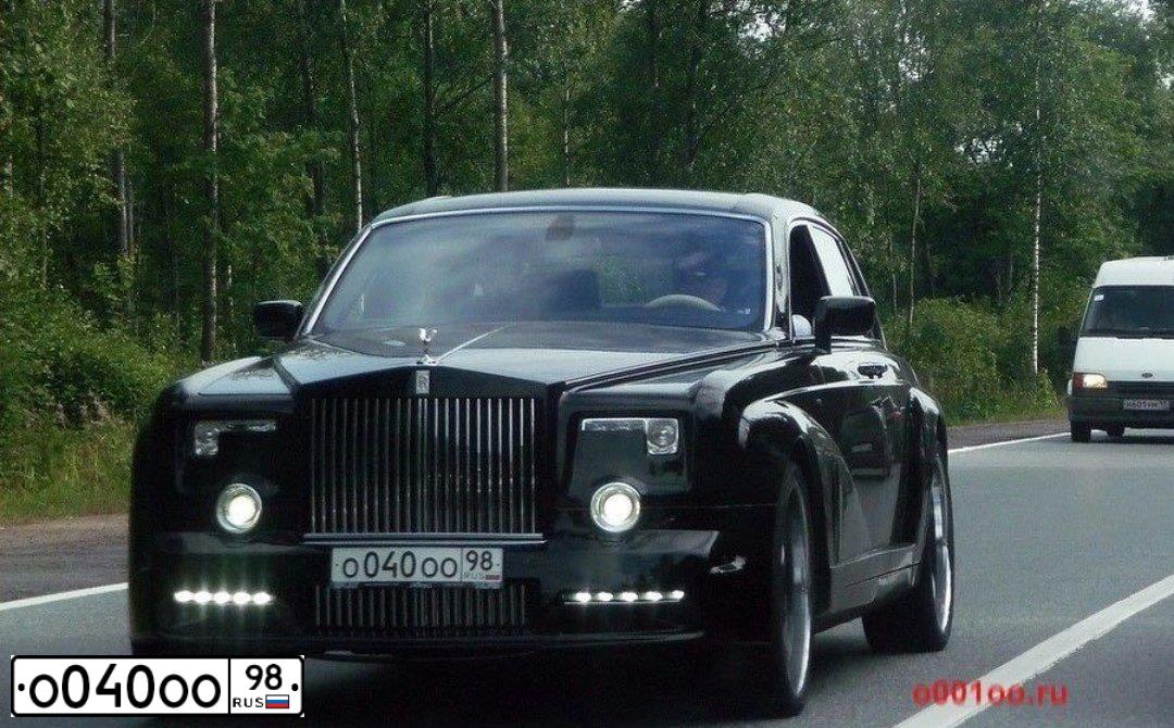 Фото автомобиля ROLLS ROYCE ROLLS-ROYCE PHANTOM, 2004 — госномер О040ОО98. Цвет: ЧЕРНЫЙ
