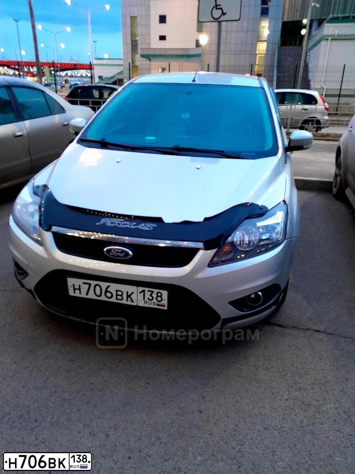 Фото автомобиля FORD FOCUS, 2010 — госномер Н706ВК138. Цвет: серебристый
