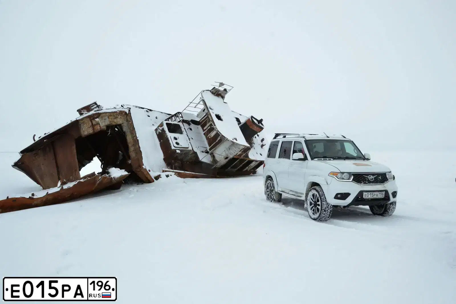 Фото автомобиля UAZ 3163 PATRIOT, 2016 — госномер Е015РА196. Цвет: БЕЛЫЙ