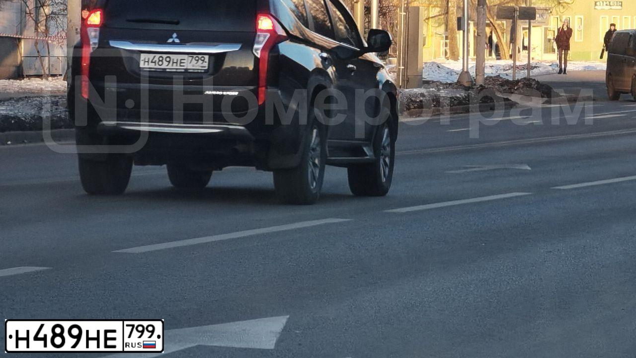 Фото автомобиля MITSUBISHI PAJERO SPORT, 2018 — госномер Н489НЕ799. Цвет: Коричневый