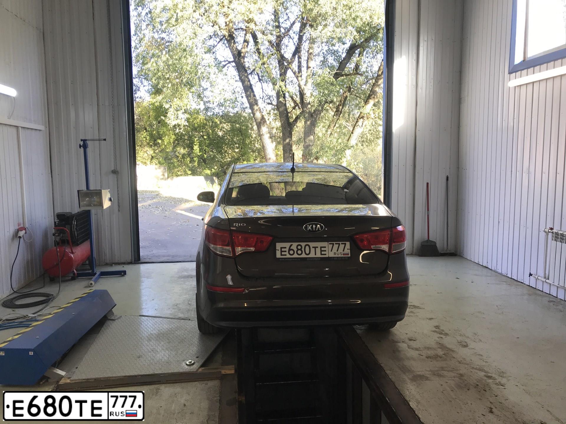 Фото автомобиля KIA RIO, 2016 — госномер Е680ТЕ777. Цвет: КОРИЧНЕВЫЙ