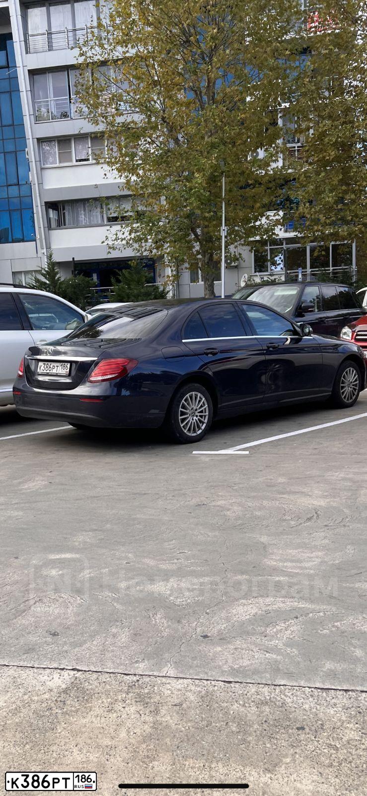 Фото автомобиля MERCEDES E-KLASSE, 2017 — госномер У995ЕТ31. Цвет: синий