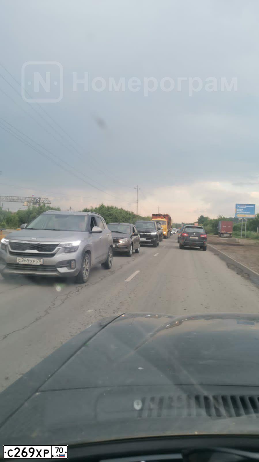 Фото автомобиля KIA SELTOS, 2020 — госномер С269ХР70. Цвет: СЕРЫЙ