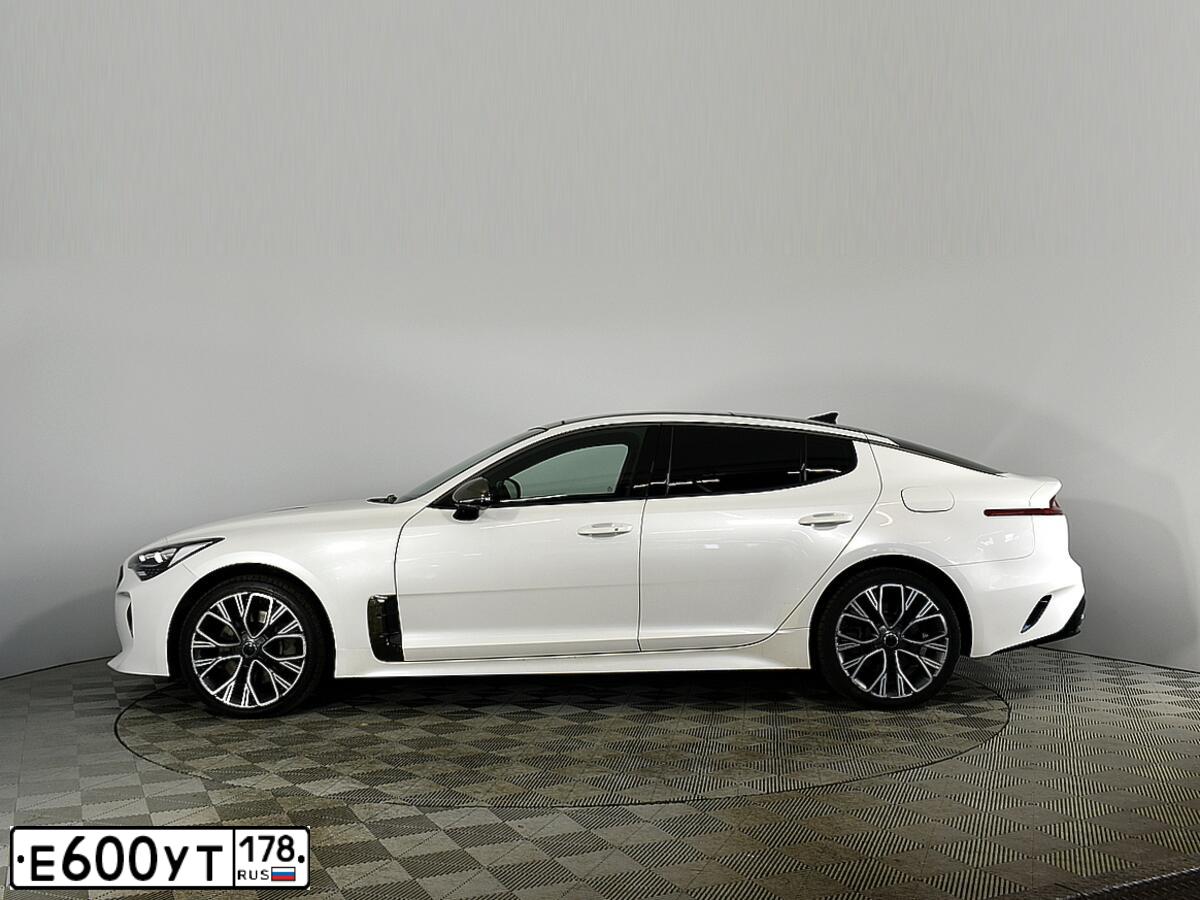 Фото автомобиля KIA STINGER, 2018 — госномер М799СМ198. Цвет: Белый