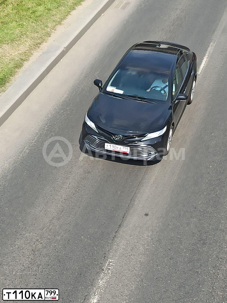 Фото автомобиля TOYOTA CAMRY, 2018 — госномер Т110КА799. Цвет: ЧЕРНЫЙ МЕТАЛЛИК