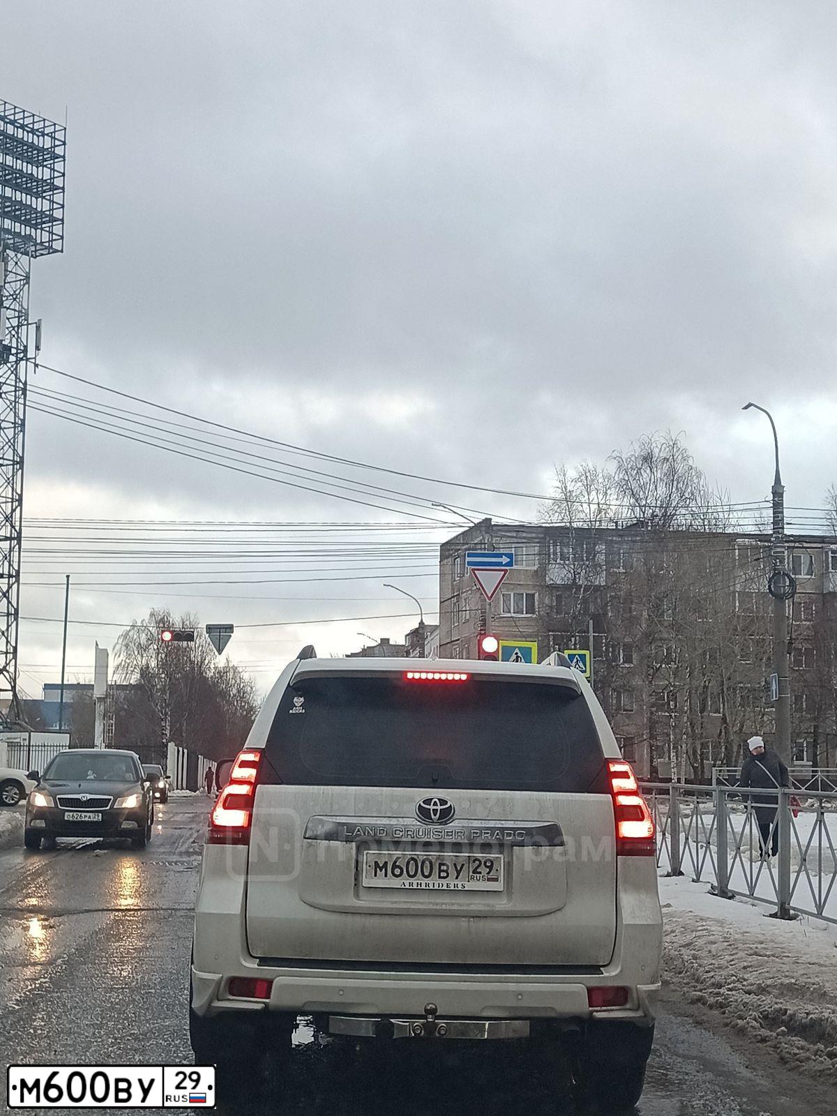 Фото автомобиля TOYOTA LANDCRUISER, 2019 — госномер К001РР29. Цвет: Белый