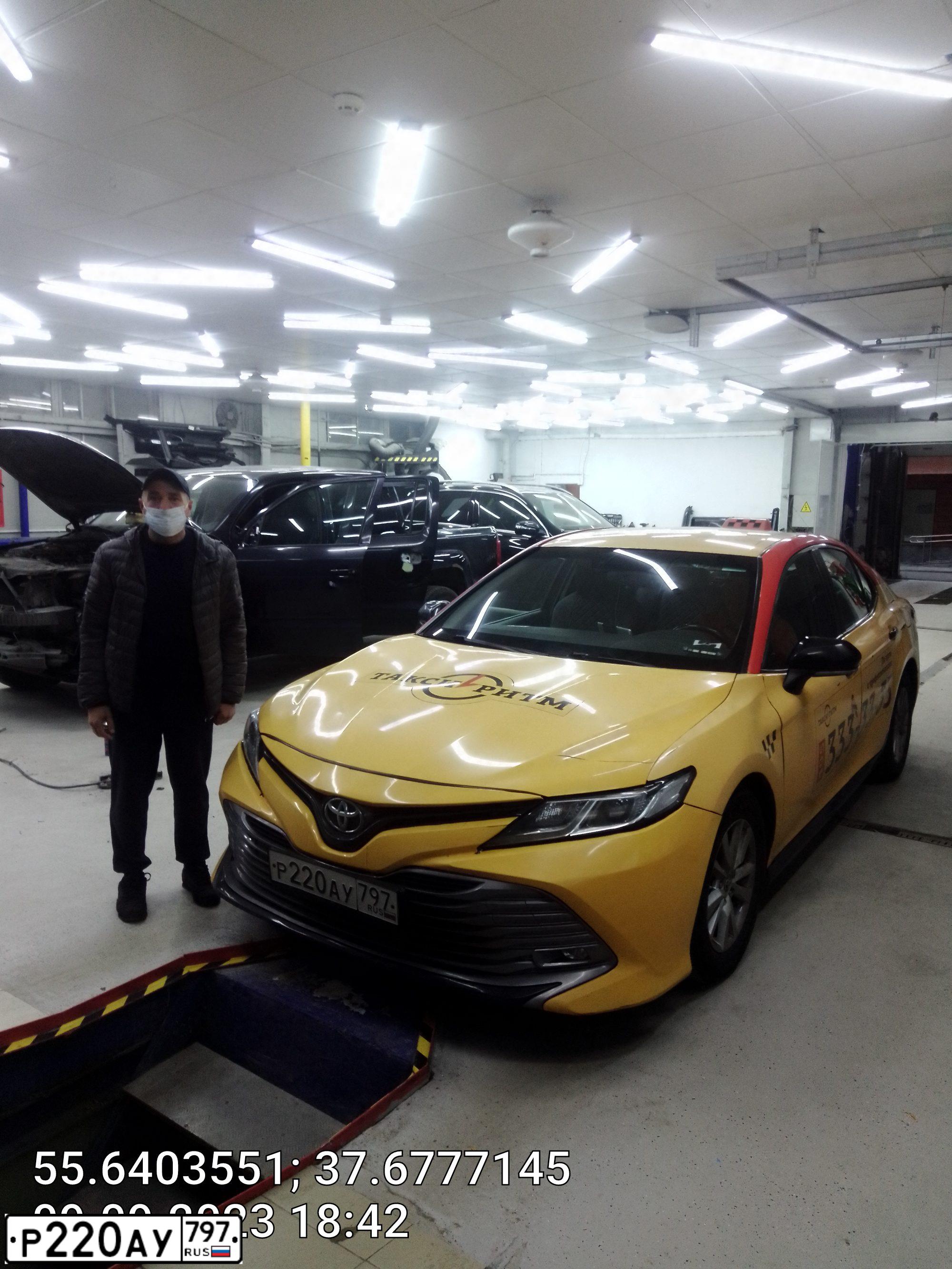 Фото автомобиля TOYOTA CAMRY, 2020 — госномер Р220АУ797. Цвет: ЖЁЛТЫЙ