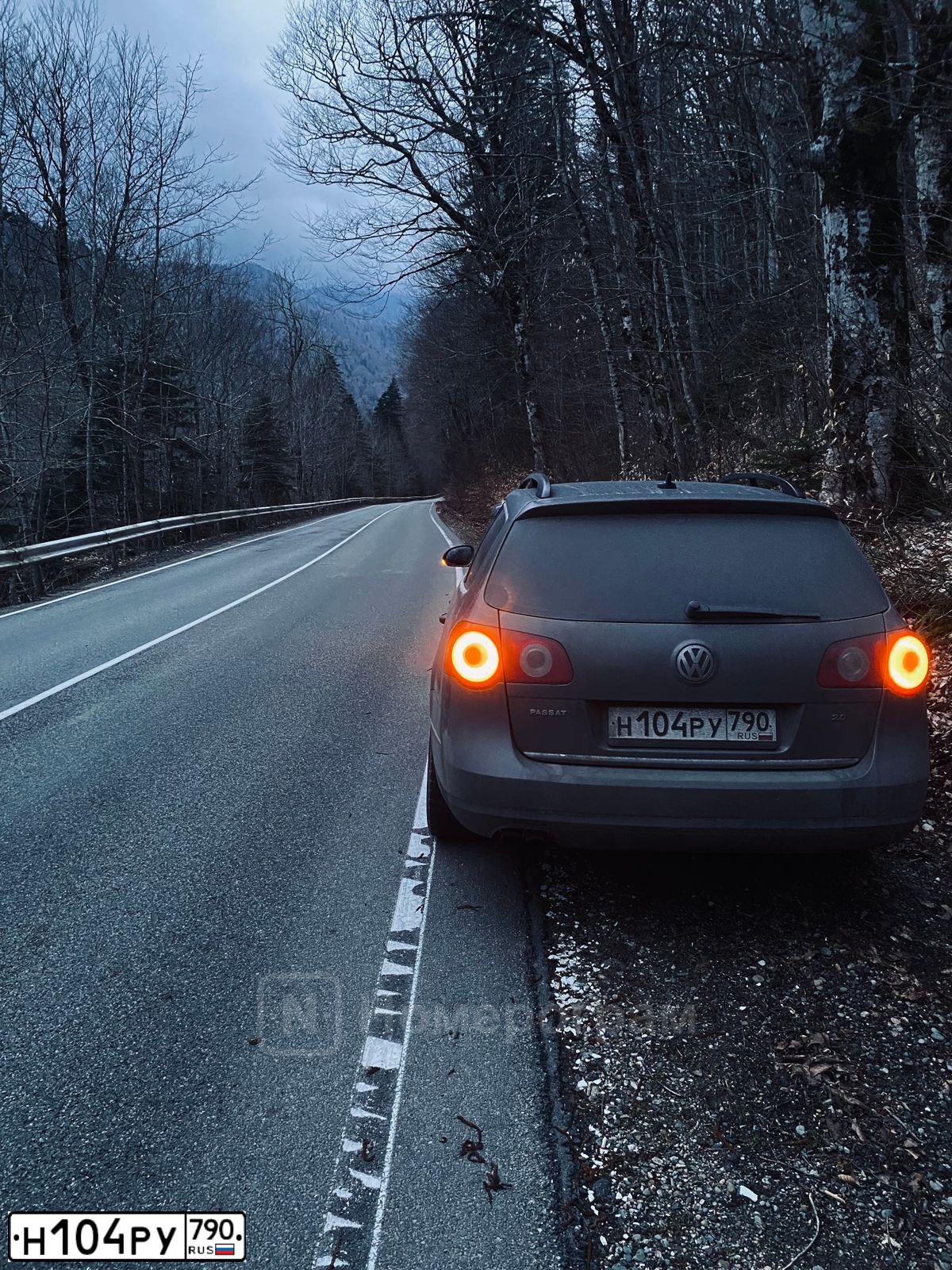 Фото автомобиля VOLKSWAGEN PASSAT, 2008 — госномер Н104РУ790. Цвет: СЕРЫЙ