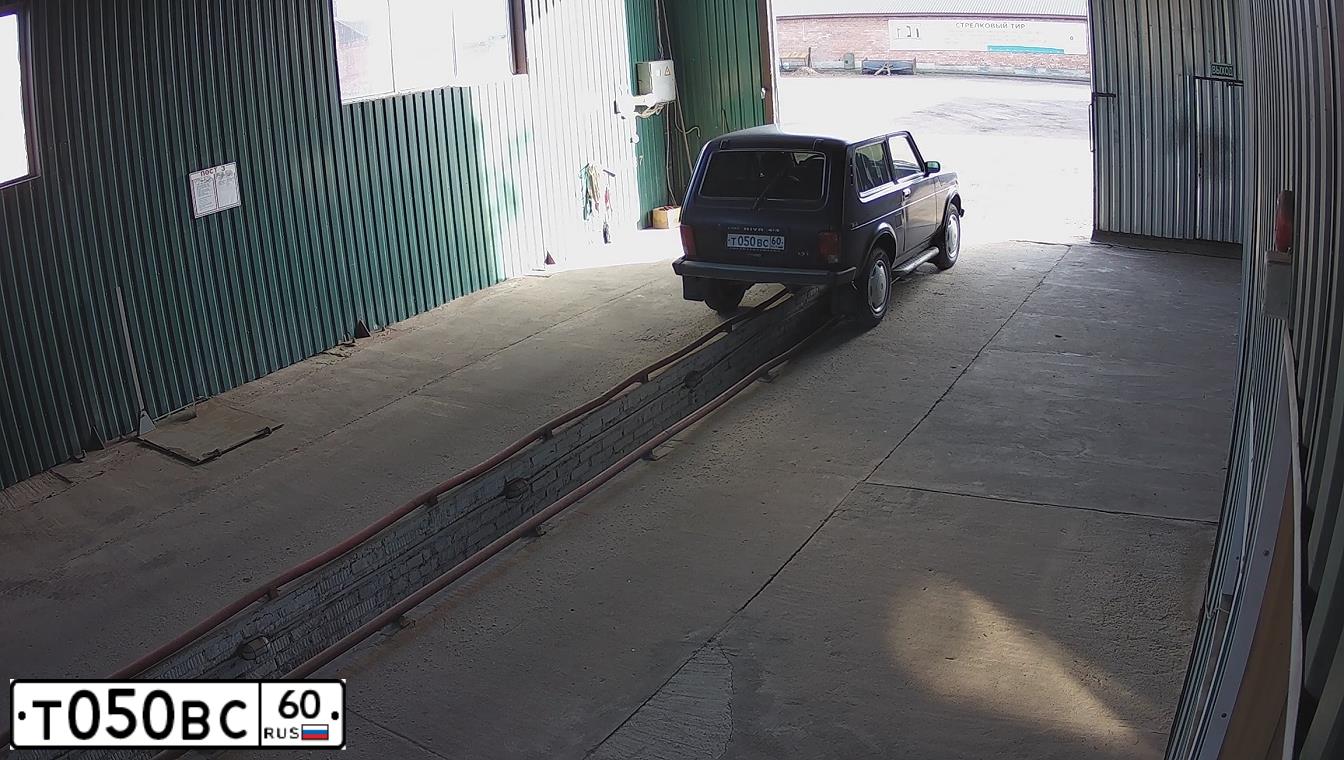 Фото автомобиля LADA 2121 NIVA, 2002 — госномер Т050ВС60. Цвет: ФИОЛЕТОВЫЙ