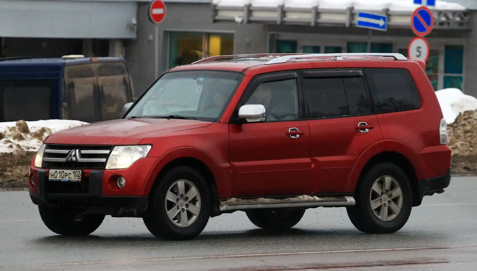 Фото автомобиля MITSUBISHI PAJERO, 2007 — госномер М222ММ102. Цвет: Красный