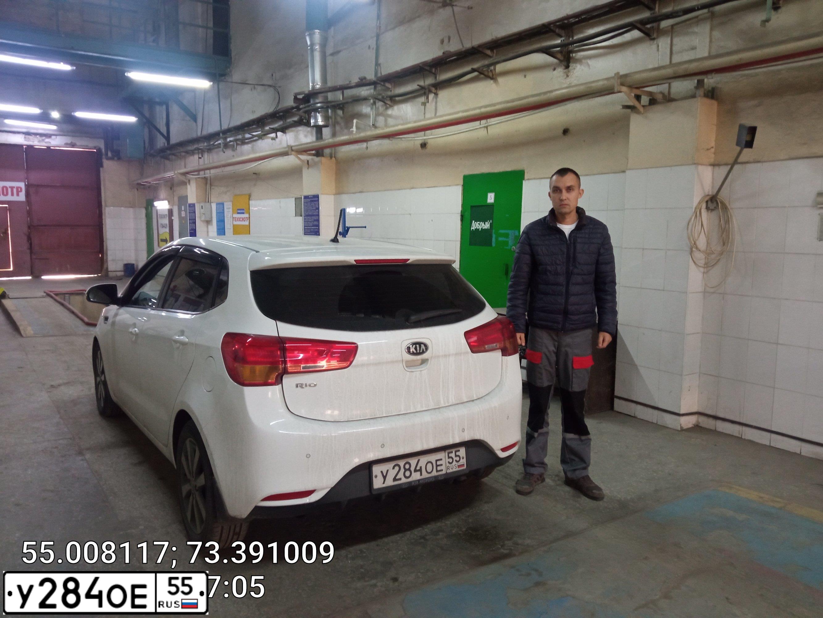Фото автомобиля KIA RIO, 2015 — госномер Х166УК55. Цвет: Белый