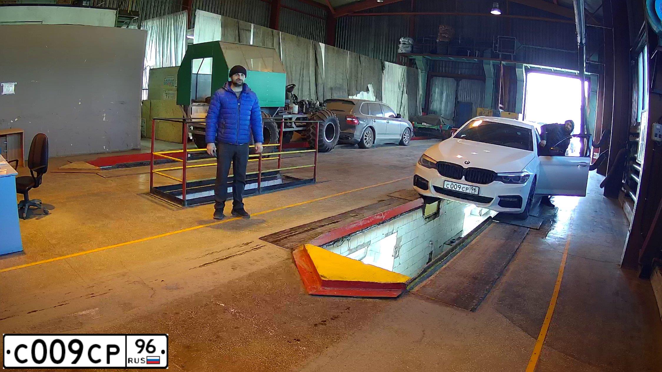 Фото автомобиля BMW SERIE 5, 2010 — госномер С009СР96. Цвет: Белый