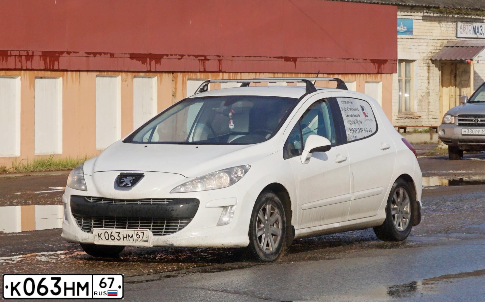 Фото автомобиля PEUGEOT 308, 2010 — госномер Е204АО250. Цвет: Белый